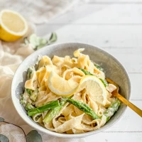 Cremige Zitronenpasta mit grünem Spargel – einfach & aromatisch