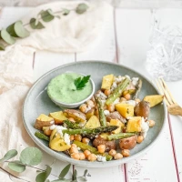 Spargel-Kartoffel-Gemüse mit Petersilienjoghurt