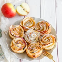 Vegane Apfelrosen – süße Blätterteigrosen mit Zimt & Puderzucker