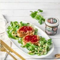 Knoblauch-Ciabatta mit veganer Leberwurst, Preiselbeeren und Feldsalat