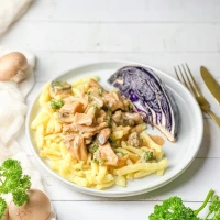 Rahmpilze mit Spätzle und geröstetem Rotkohl