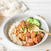 Knuspriger Tofu mit Erdnusssoße