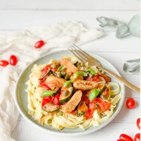 Bandnudeln mit geröstetem Gemüse und knusprigen Nuggets