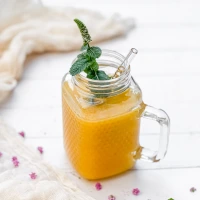 Rezeptbild: Mango-Smoothie mit Kokoswasser und Minze