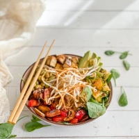 Buddha-Bowl für Groß & Klein – mit Tofu, Avocado & Erdnuss-Dressing