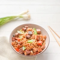 Gebratene Nudeln mit mariniertem Sesamtofu