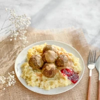 Köttbullar mit Kartoffel-Stampf und brauner Soße