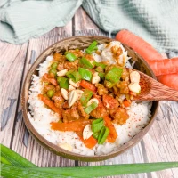 Reis mit Chili-Erdnuss-Soße