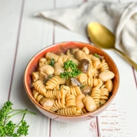 Onepot-Pasta mit Champignons und Riesenbohnen