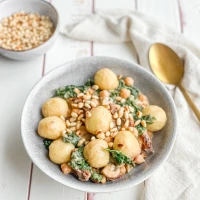 Klößchen-Pfanne mit Grünkohl