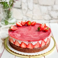 Erdbeer-Stracciatella-Torte