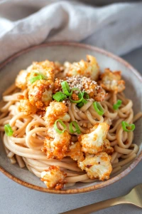 Udon-Nudeln mit Knusper-Blumenkohl