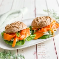 Karottenlachs-Brötchen mit Meerrettich-Remoulade