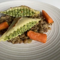 Linsensalat mit Maultaschen und Ofenmöhren