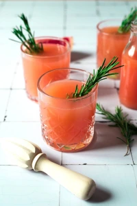 Rose Fizz Cocktail mit Grapefruit und Rosmarin