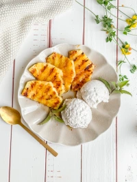 Gegrillte Ananas mit cremigem Kokoseis