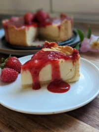 Veganer Cheesecake mit Fruchttopping