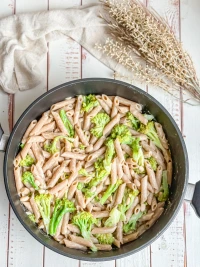 Cremige Nudelpfanne mit Brokkoli und weißen Bohnen