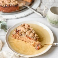 Marzipan-Pflaumenkuchen mit Mohnstreuseln