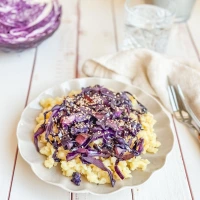 Spätzle mit Sesam-Rotkohl