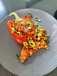 Mit Kichererbsen gefüllte Paprika