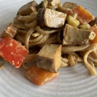 Pasta mit cremiger Erdnusssoße