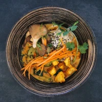 Thai-Erdnuss-Ramensuppe mit Tofu