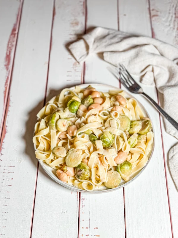 Rosenkohlpasta mit Zitronenrahm und weißen Riesenbohnen
