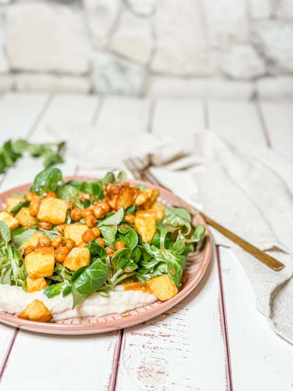 Feldsalat auf Blumenkohl-Bohnen-Pürree - Veganes Power-Rezept voller Proteine