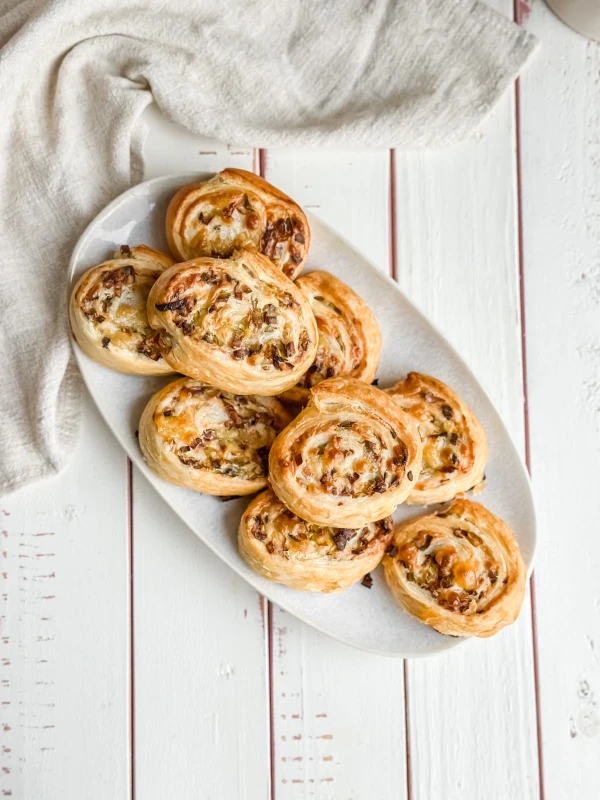 Rezeptbild: Würzige vegan Blätterteigschnecken - das perfekte Fingerfood
