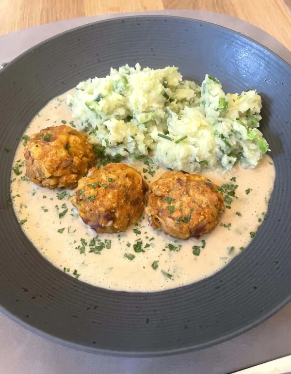 Köttbullar mit Tofu, Kartoffel-Erbsen-Stampf und Bratensauce