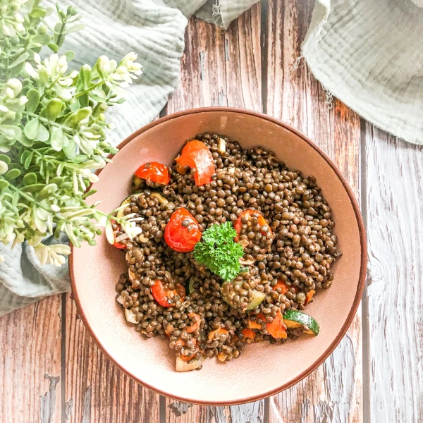 Veganer Linsensalat mit gegrilltem Gemüse – eiweißreich & sättigend