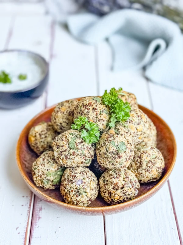 Rezeptbild: Gesunde Quinoa-Falafel aus dem Airfryer – vegan, proteinreich & fettarm