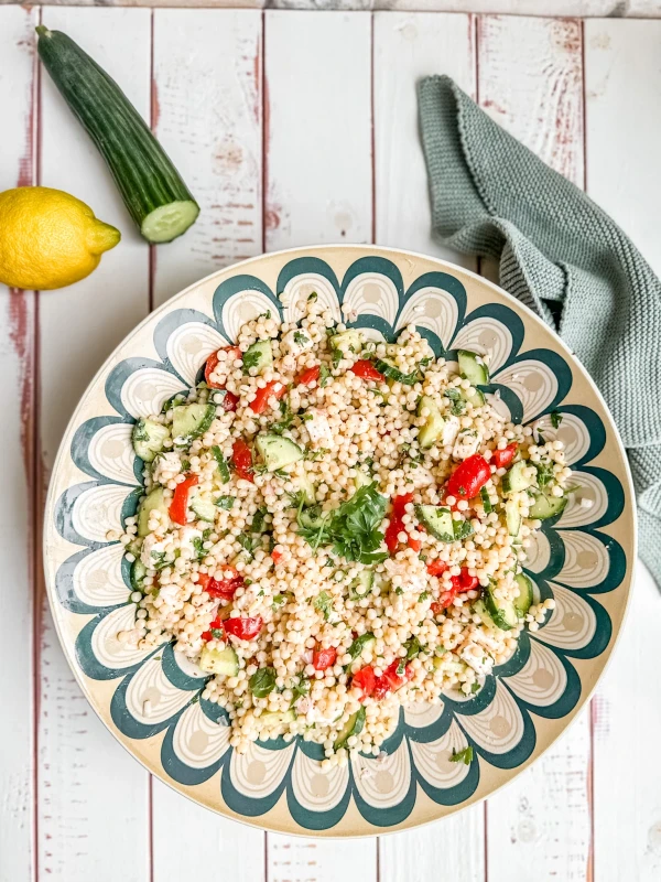 Rezeptbild: Veganer Perlcouscous-Salat mit Feta, Gurke & Tomate – erfrischend und sättigend