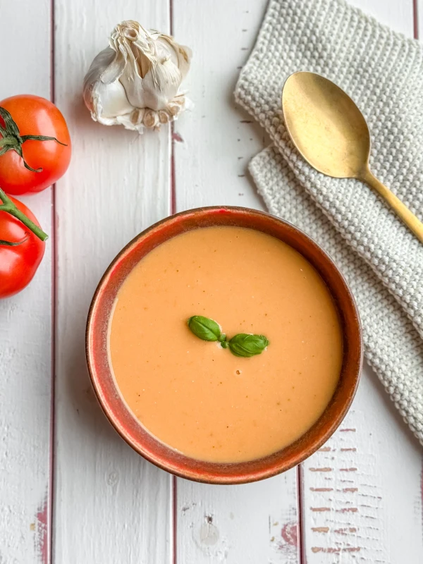Vegane geröstete Tomatensuppe aus dem Ofen - schnell, cremig & proteinreich